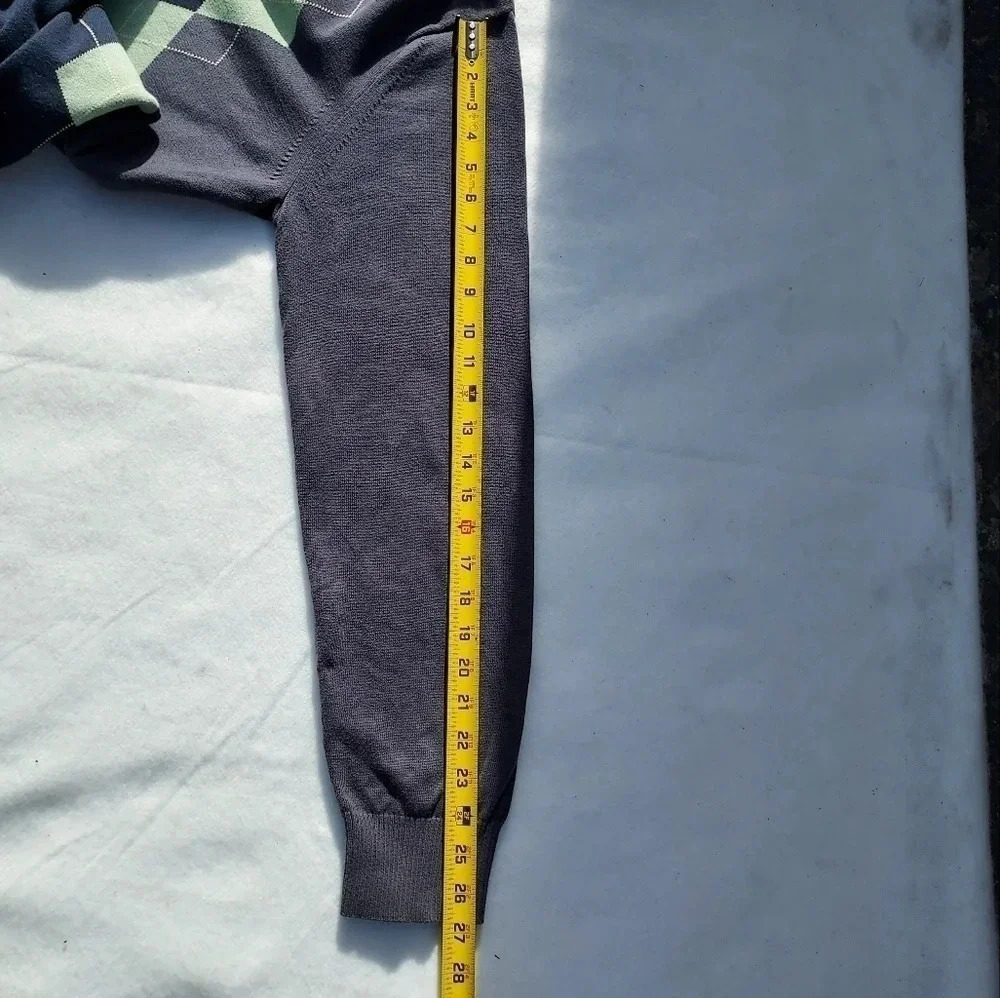 Bannana Republic Mens XL/V-Neck Sweater Gray With Green Diamond Shaped Designs. - Picture 6 of 9